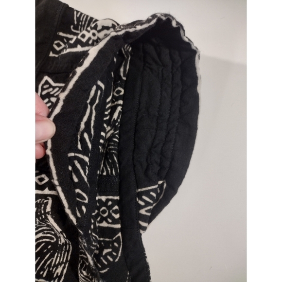 Cat print top with curved neck line - Picture 5 of 10